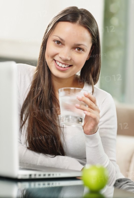 Woman drinking a glass of water. Photo : momentimages