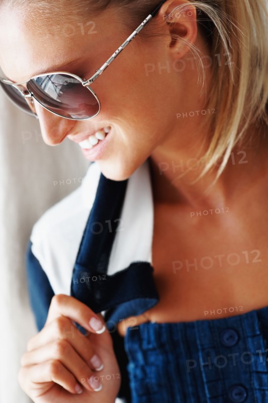 Attractive blond woman wearing sunglasses. Photo : momentimages