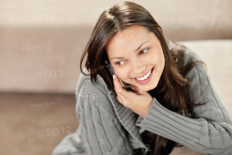 Brunette woman talking on phone. Photo : momentimages