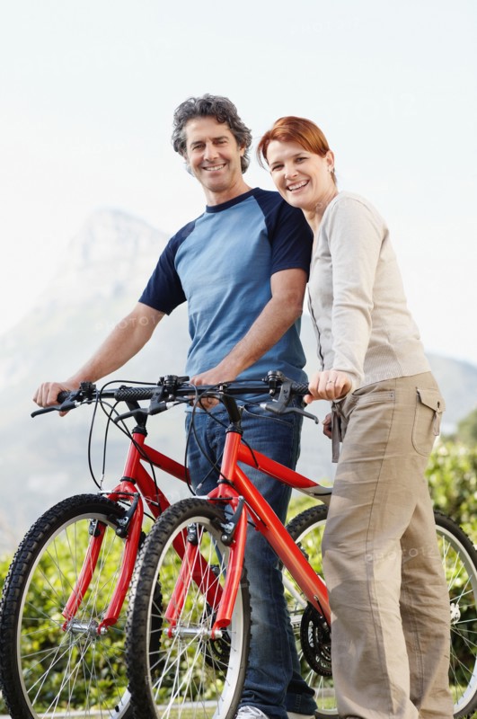 Smiling cyclists. Photo : momentimages