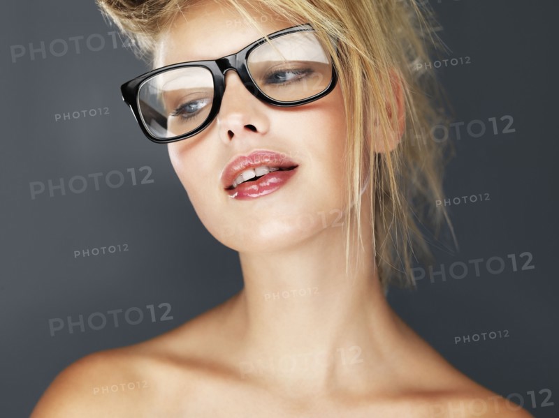 Sexy blond wearing glasses. Photo : momentimages