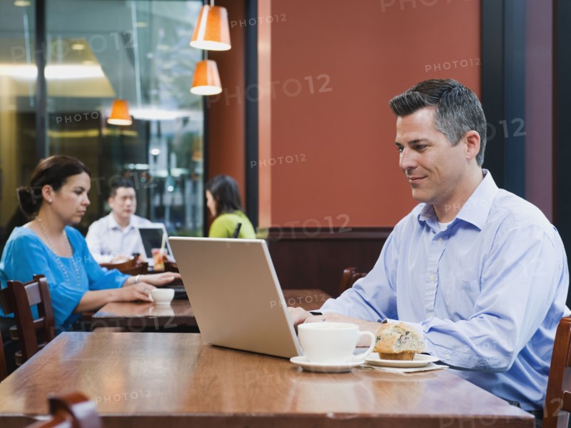 Man working on laptop in restaurant. Photo. Erik Isakson