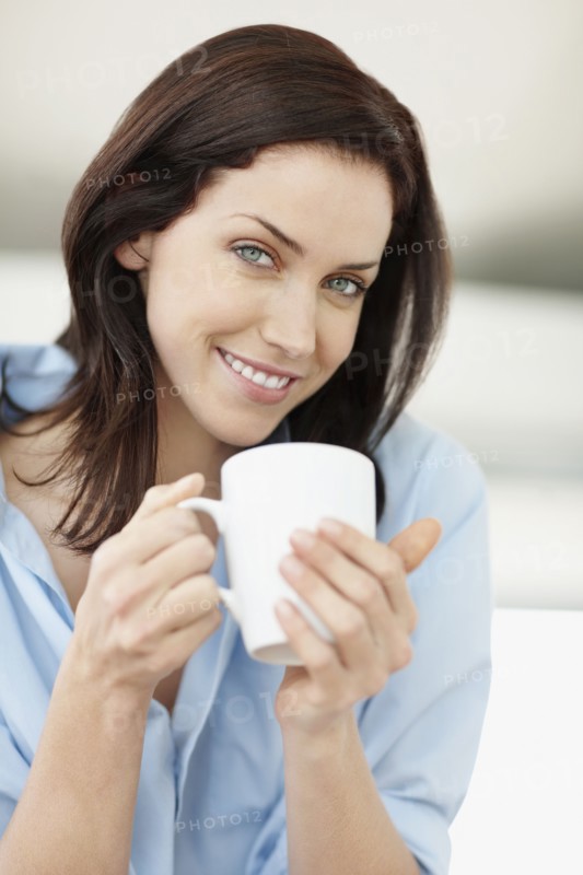 Beautiful brunette drinking coffee. Photo : momentimages