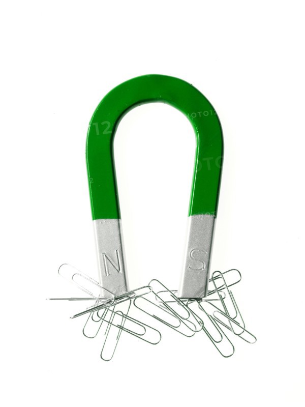 Magnet and paper clips. Photo : David Arky