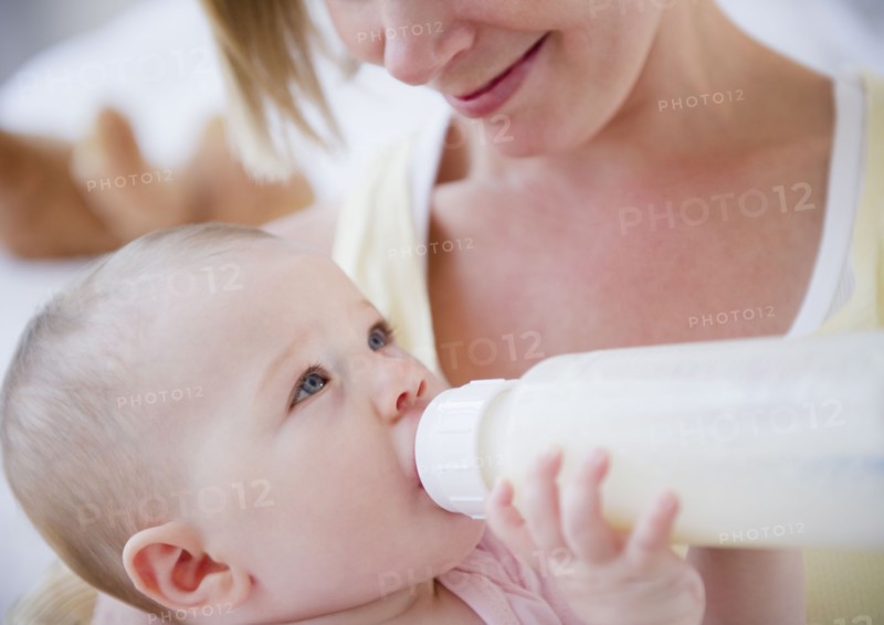 Mother feeding her baby. Photo : Jamie Grill