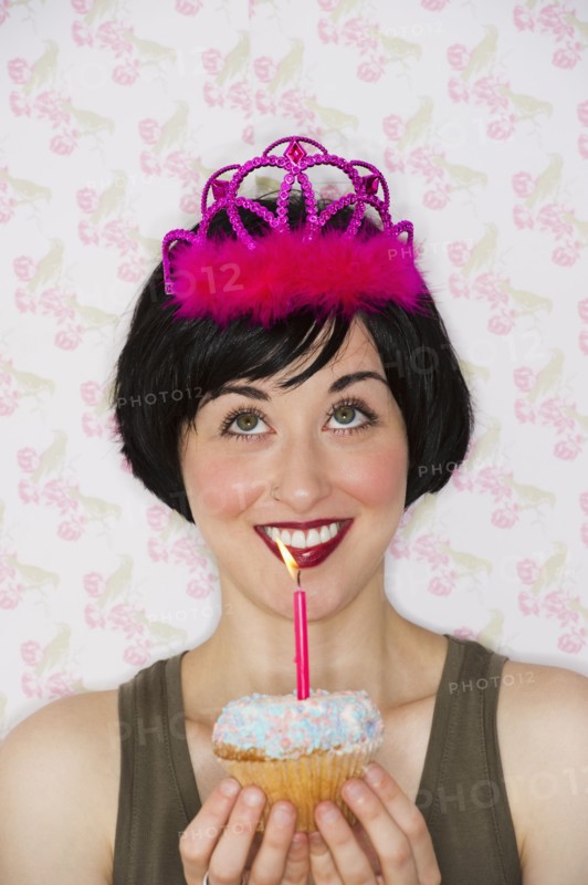 Birthday girl holding a cupcake. Photo : Daniel Grill