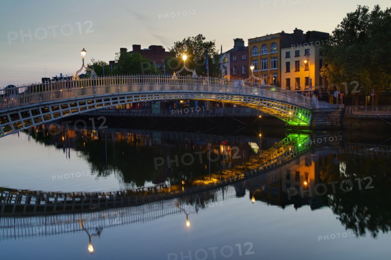 Ha'penny bridge and River Liffey at night.
