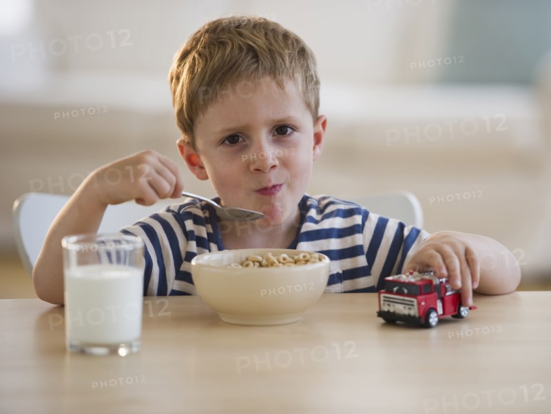 Young boy eating cereal. Photo. Daniel Grill