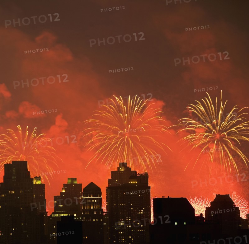 Fireworks over New York City skyline. Photo : fotog