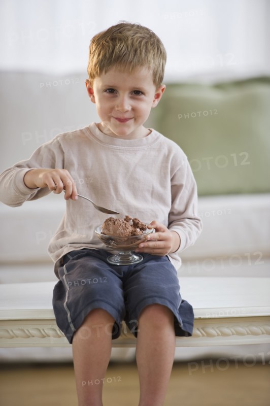Young boy eating ice cream. Photo. Daniel Grill
