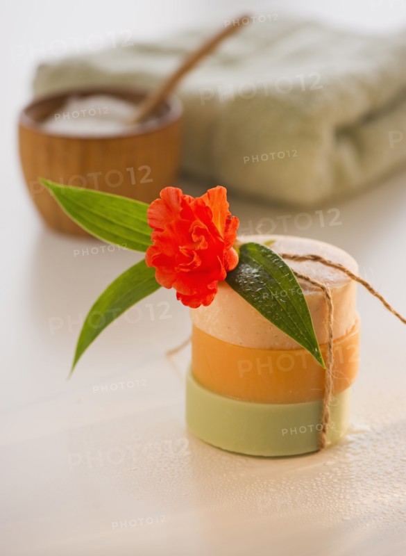 Tea lights and bath salts. Photo. Daniel Grill