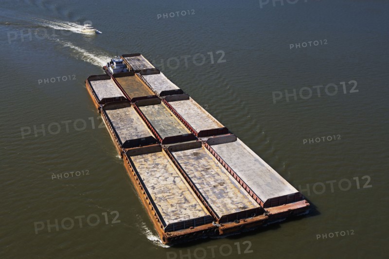 Boat and barges in river. Photo. fotog