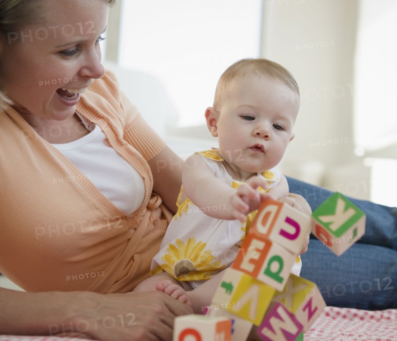 Mother and baby playing with blocks. Photo : Jamie Grill