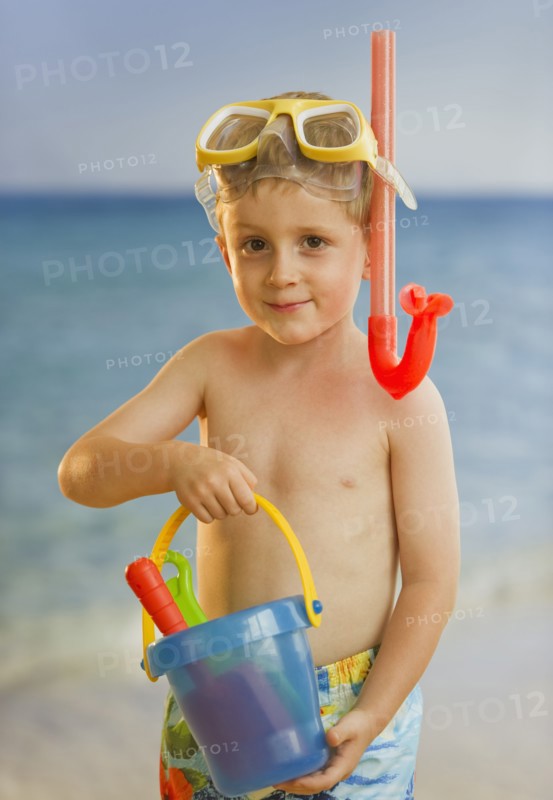 Young boy playing at the beach. Photo : Daniel Grill