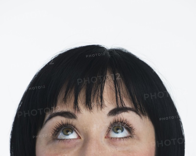 Woman looking up. Photo : Daniel Grill