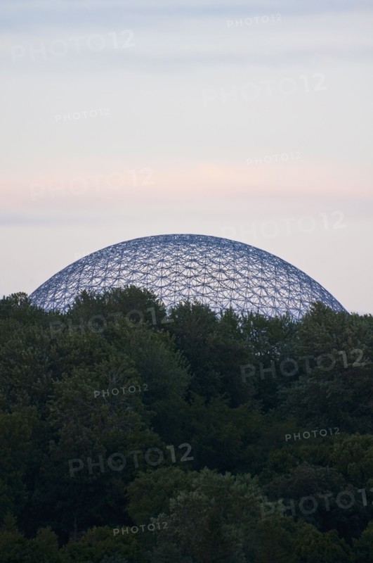 Trees in front of Biosphere. Photo : Daniel Grill