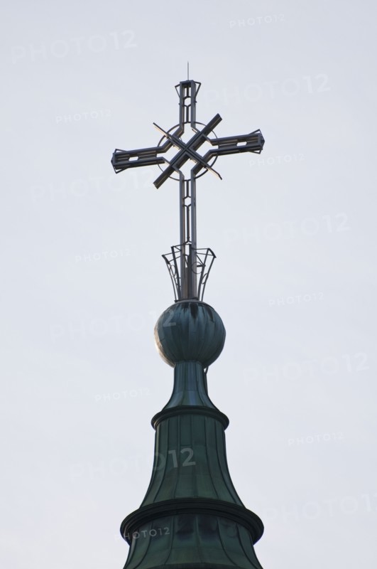 Cross of Marie-reine-du-monde cathedral. Photo. Daniel Grill