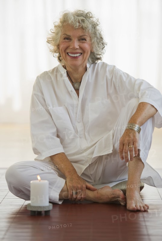 Serene woman sitting on floor. Photo. Daniel Grill