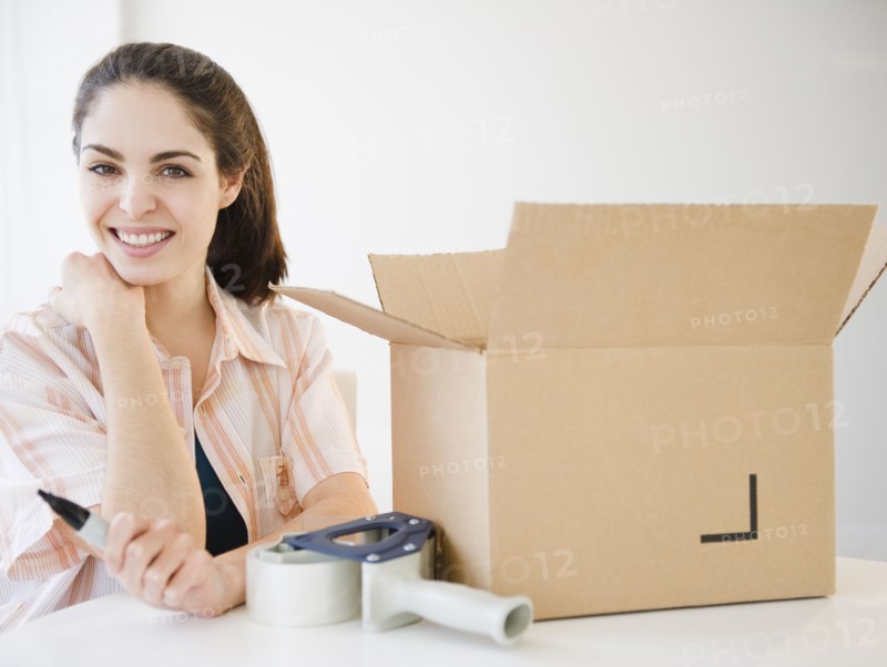 Woman packing boxes. Photo : Jamie Grill