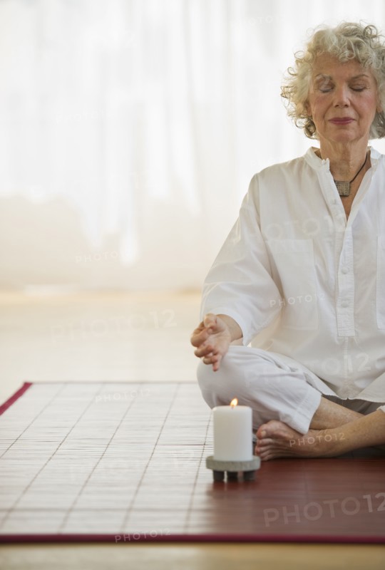 Woman meditating. Photo : Daniel Grill