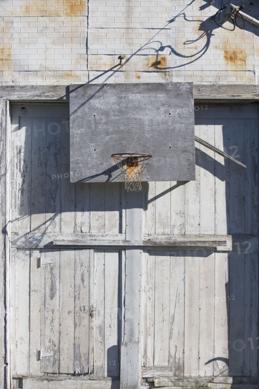 Basketball net on rustic building. Photo. fotog