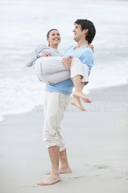Playful couple. Photo : momentimages