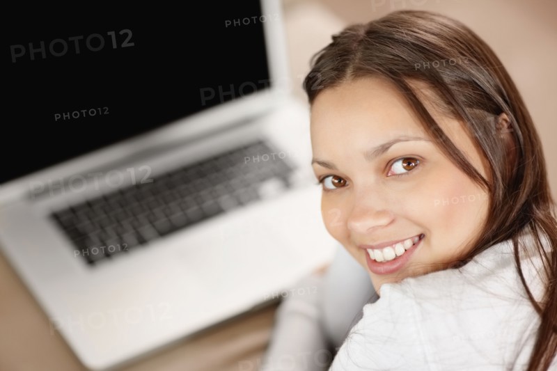 Woman browsing the internet. Photo : momentimages