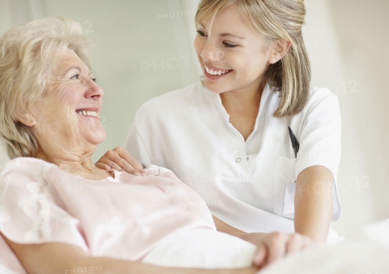 Nurse caring for a senior woman. Photo : momentimages
