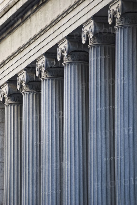 Concrete columns on building. Photo : Antonio M. Rosario