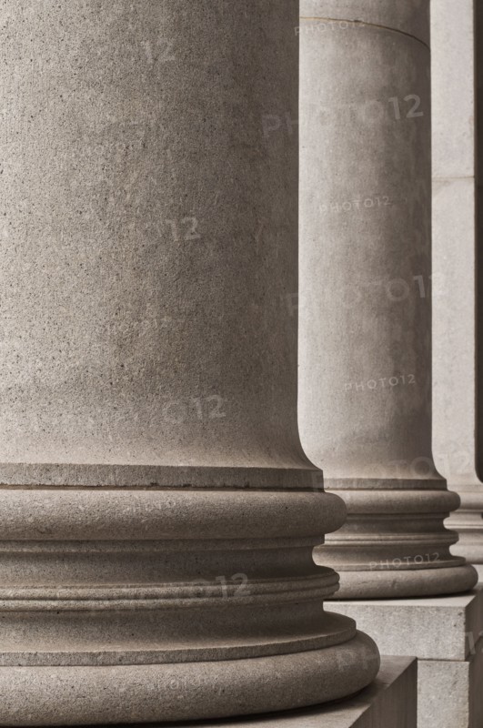 Concrete columns on building. Photo : Antonio M. Rosario