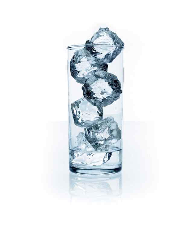Ice cubes in glass. Photo : David Arky