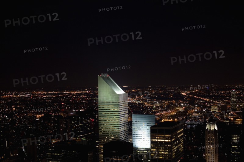 New York City skyline at night. Photo : David Engelhardt