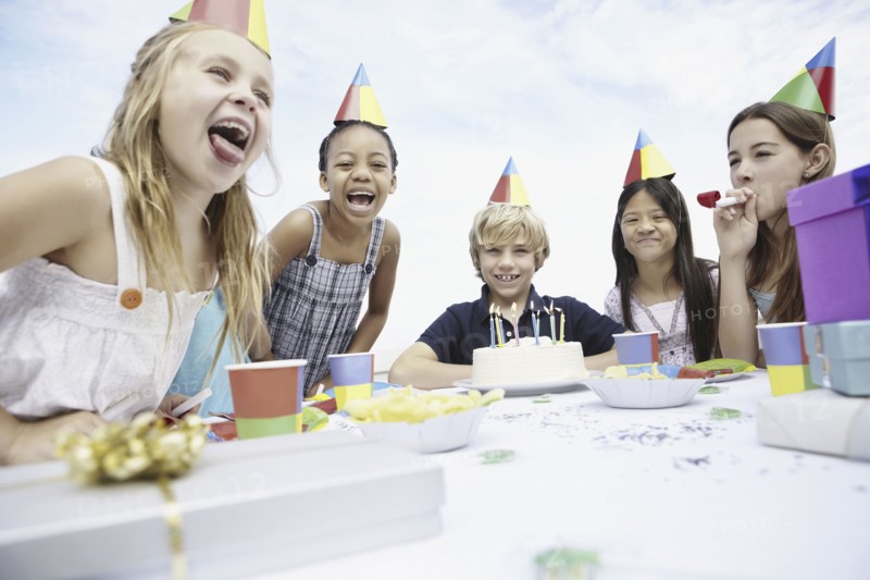 Children at a birthday celebration. Photo : momentimages