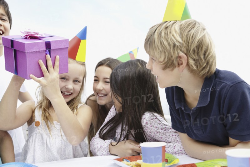 Children at a birthday celebration. Photo : momentimages