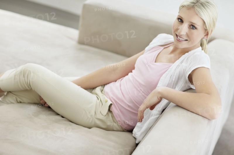 Pretty blond woman relaxing. Photo : momentimages