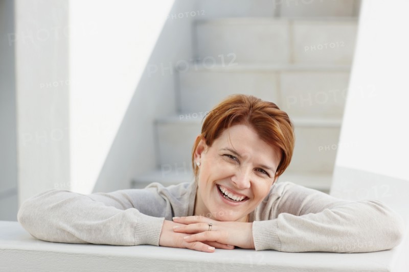Cheerful red haired woman. Photo : momentimages