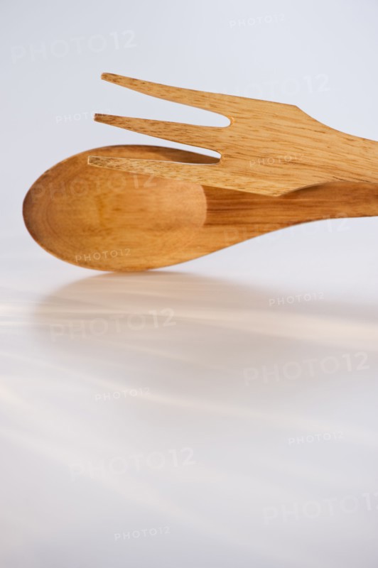 Wooden salad fork and spoon. Photo : Daniel Grill
