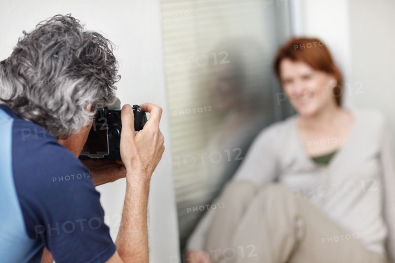 Man taking picture of woman. Photo : momentimages