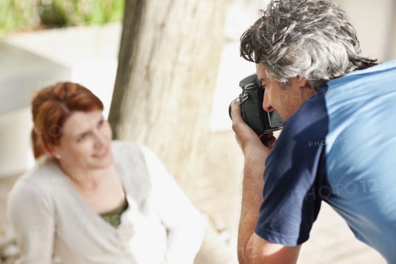 Man taking picture of woman. Photo : momentimages
