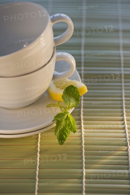 Tea cups on bamboo mat. Photo : Daniel Grill