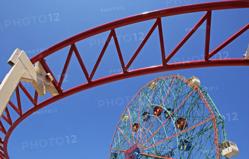 Amusement park rides. Photo. fotog
