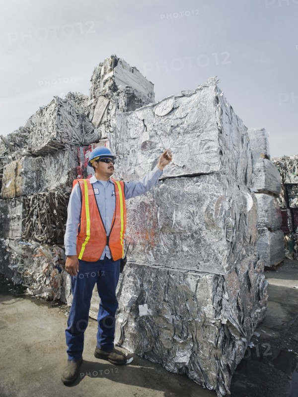 Worker at recycling plant. Photo. Erik Isakson