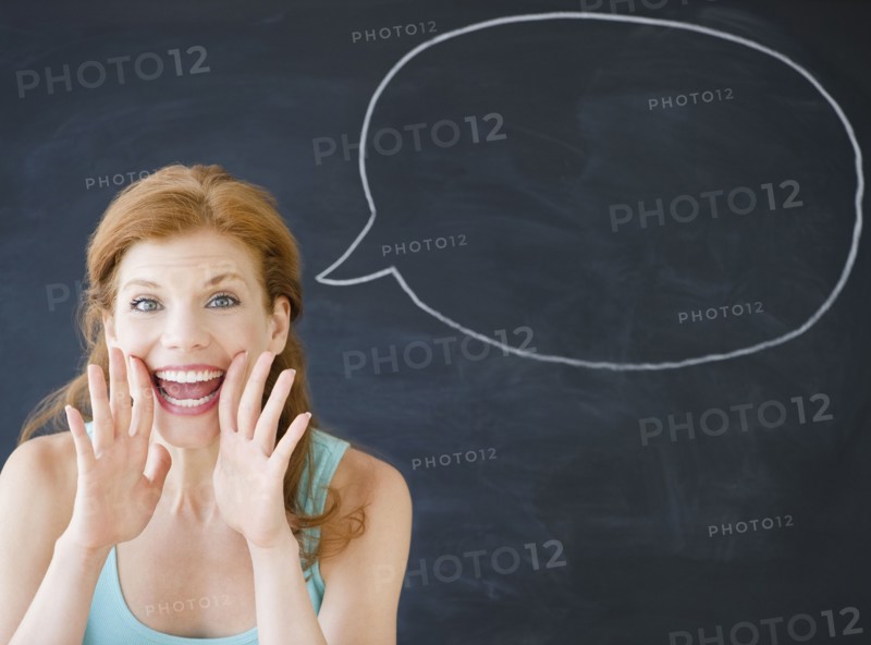 Woman standing in front of a speech bubble. Photo : Jamie Grill