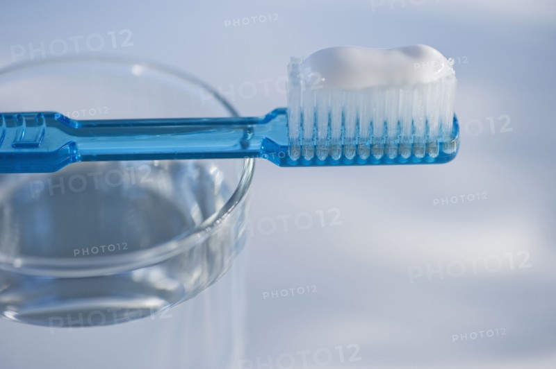 Toothbrush and glass of water. Photo : Daniel Grill