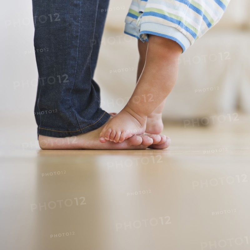 Son (6-11 months) standing on mother's feet. Photo : Daniel Grill