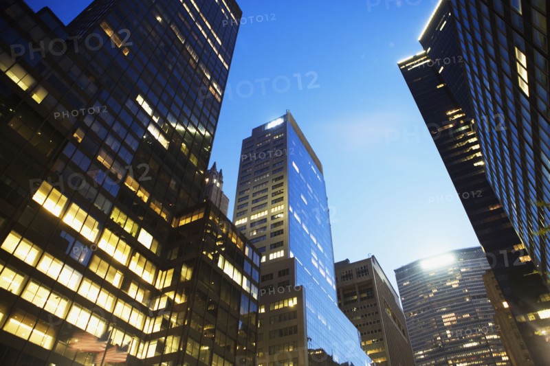 USA, New York State, New York City, Low angle view of skyscrapers at twilight. Photo : fotog