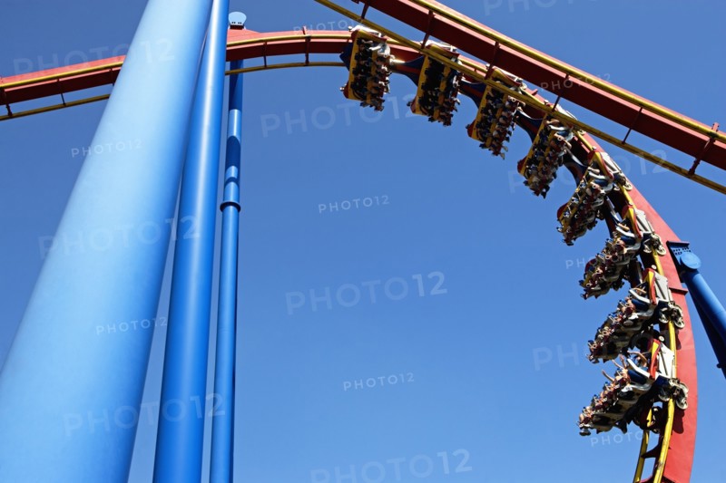 Rollercoaster against blue sky. Photo : fotog