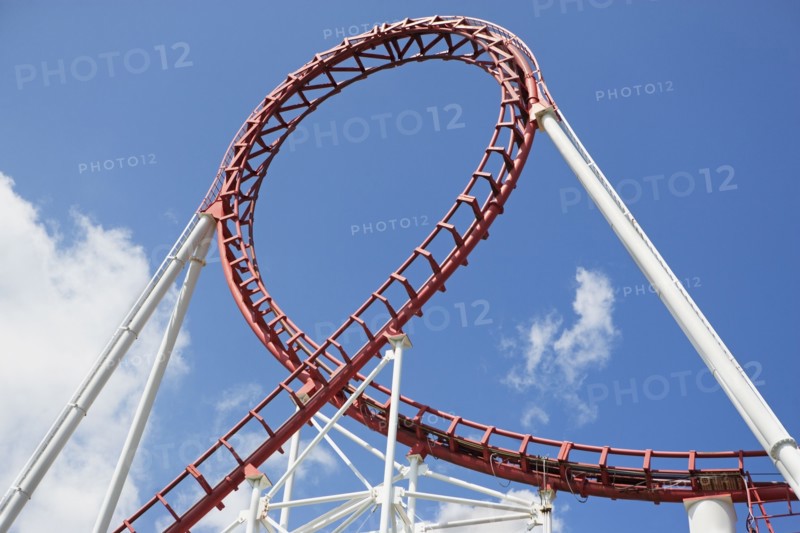Rollercoaster against sky. Photo : fotog