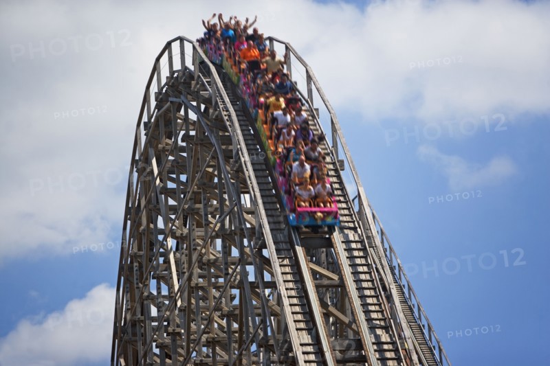 People on rollercoaster. Photo : fotog