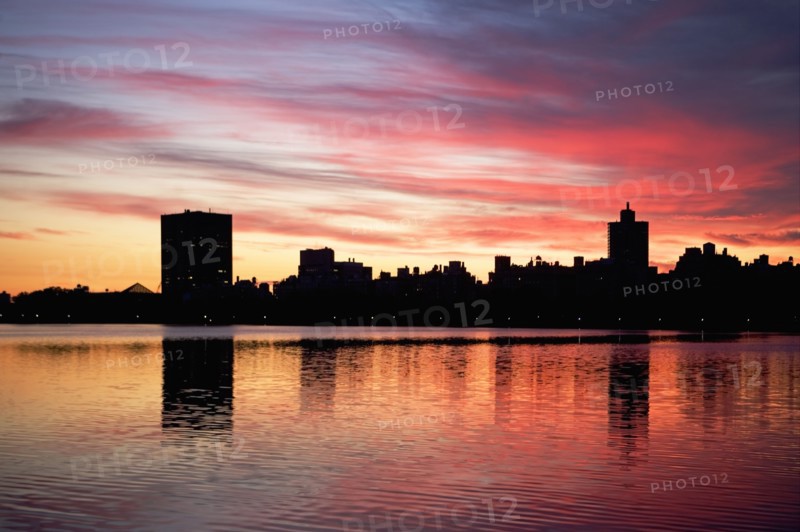 USA, New York City, Cityscape at dusk. Photo : fotog